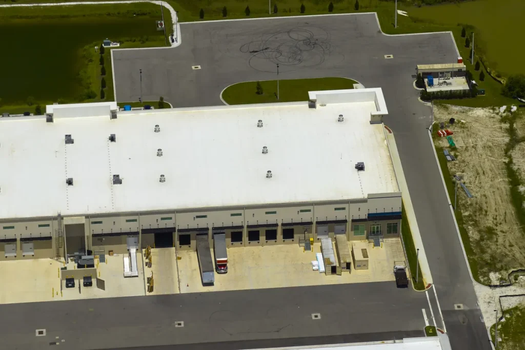 Centrum logistyczne z lotu ptaka – magazyn z rampami załadunkowymi